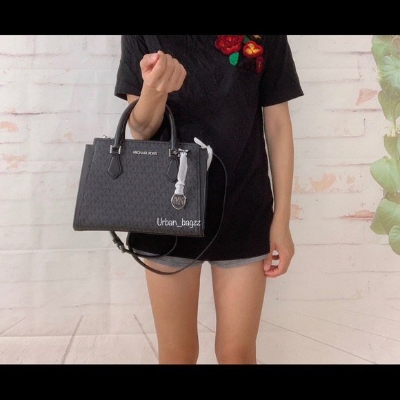 Michael Kors Hope Medium Messenger - Picture 3 of 9